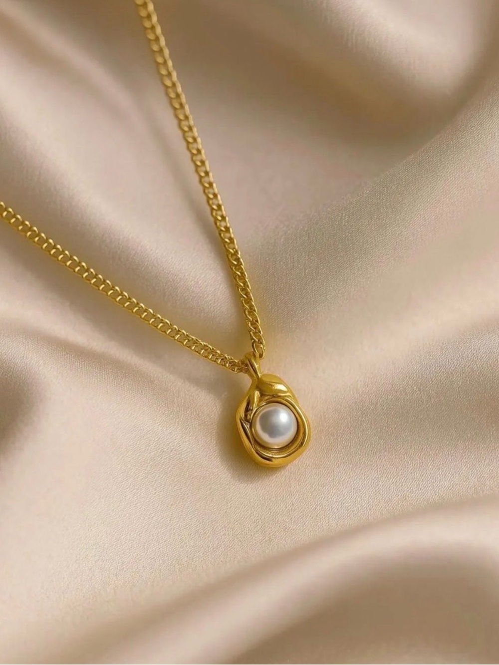 Gold Pearl Pendant Necklace
Stainless Steel